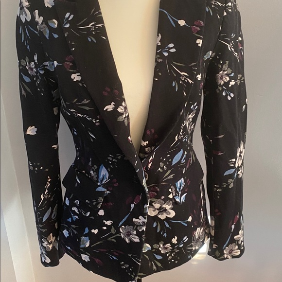 White House Black Market size 2 blazer/suit coat excellent condition - Picture 2 of 7